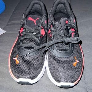 Woman brand new puma tennis shoes size 7